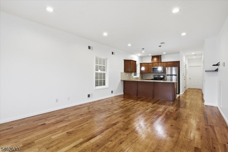28 Davis St Property Photo 3