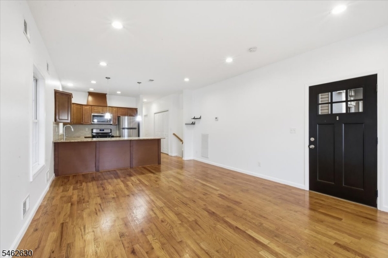 28 Davis St Property Photo 4