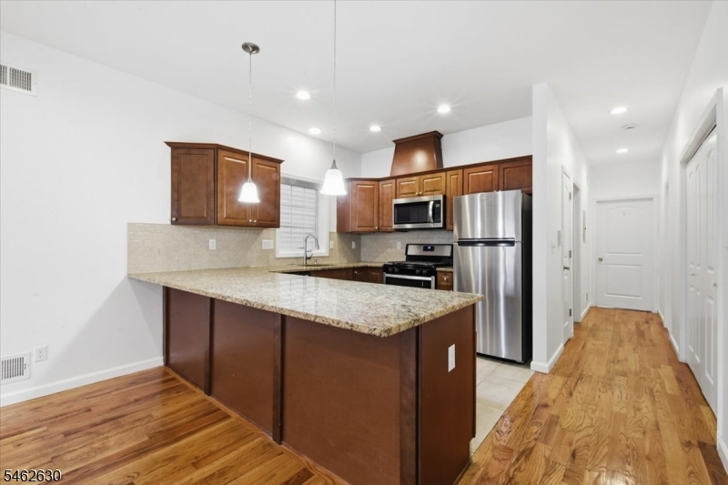 28 Davis St Property Photo 5