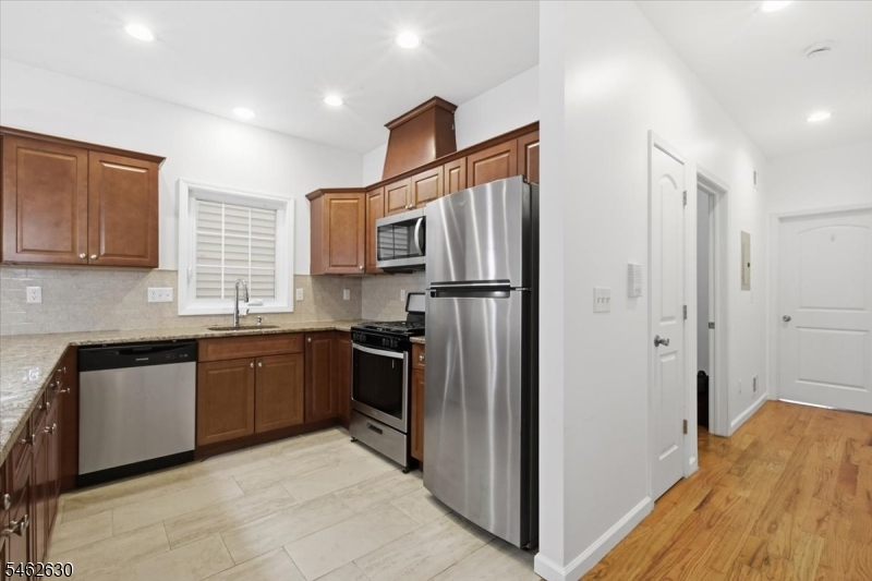 28 Davis St Property Photo 6
