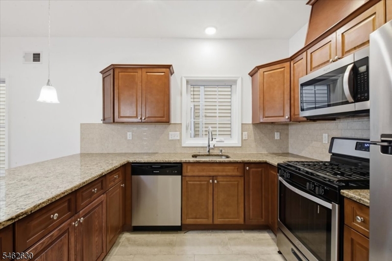 28 Davis St Property Photo 7