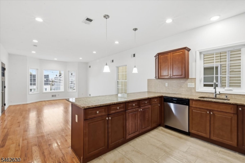 28 Davis St Property Photo 8