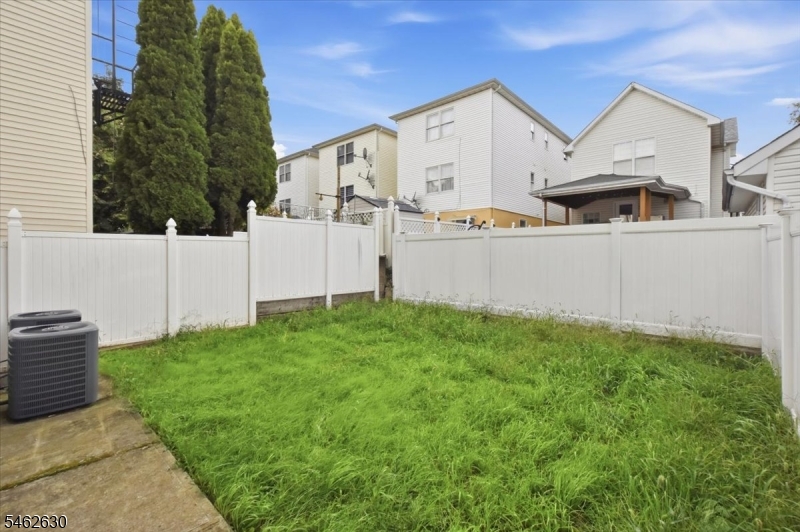 28 Davis St Property Photo 33