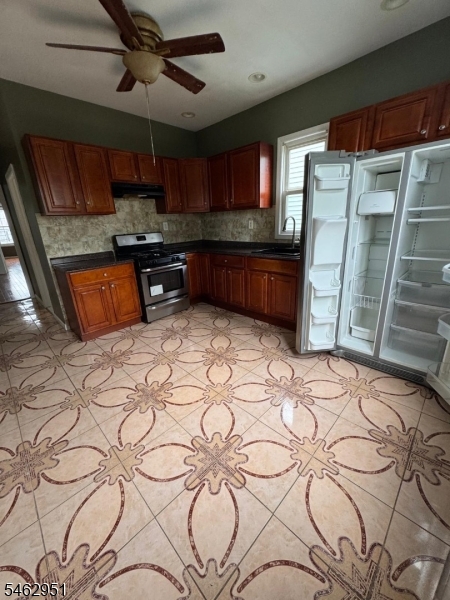 1083 Grove St Property Photo 4