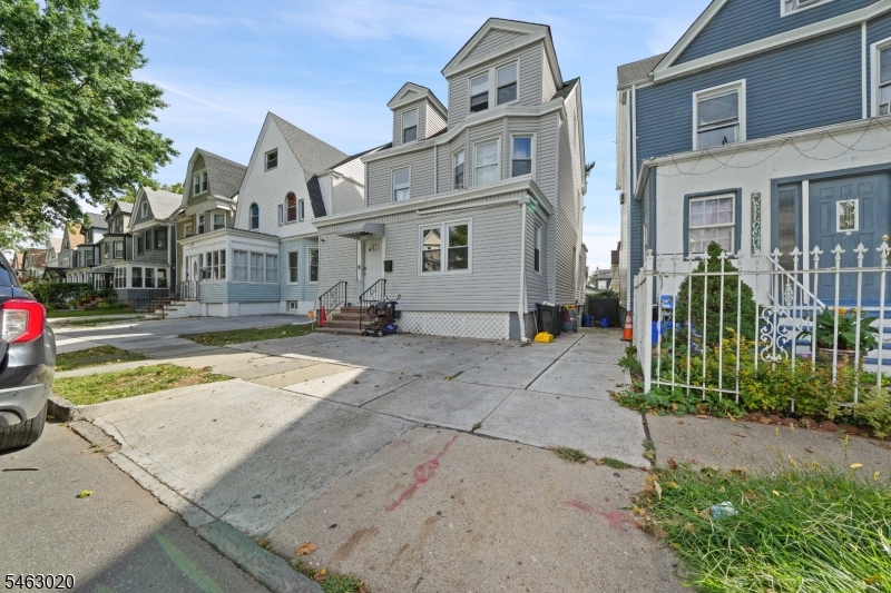 142 Greenwood Ave Property Photo 1