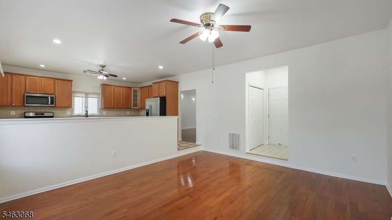 4 Paul Pl Property Photo 8