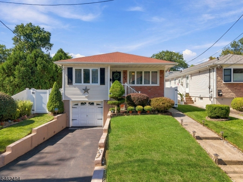 1446 Lambert St Property Photo 2