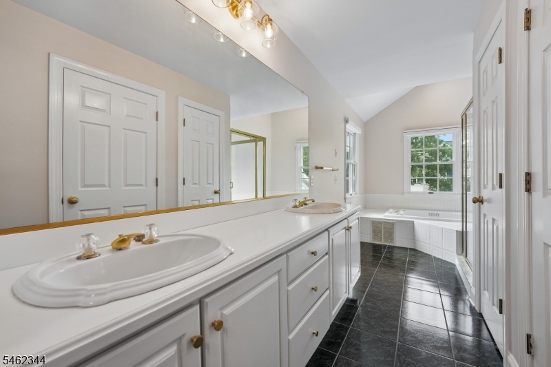 4 Meadowbrook Club Way Property Photo 8