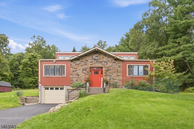 4 Spring Ln Property Photo 3