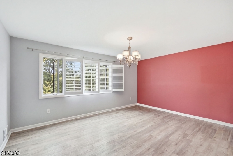4 Spring Ln Property Photo 17