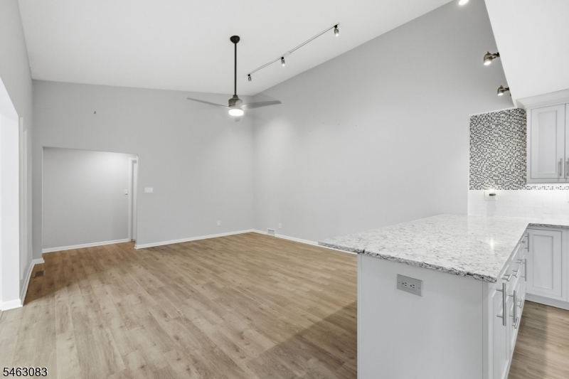 4 Spring Ln Property Photo 22