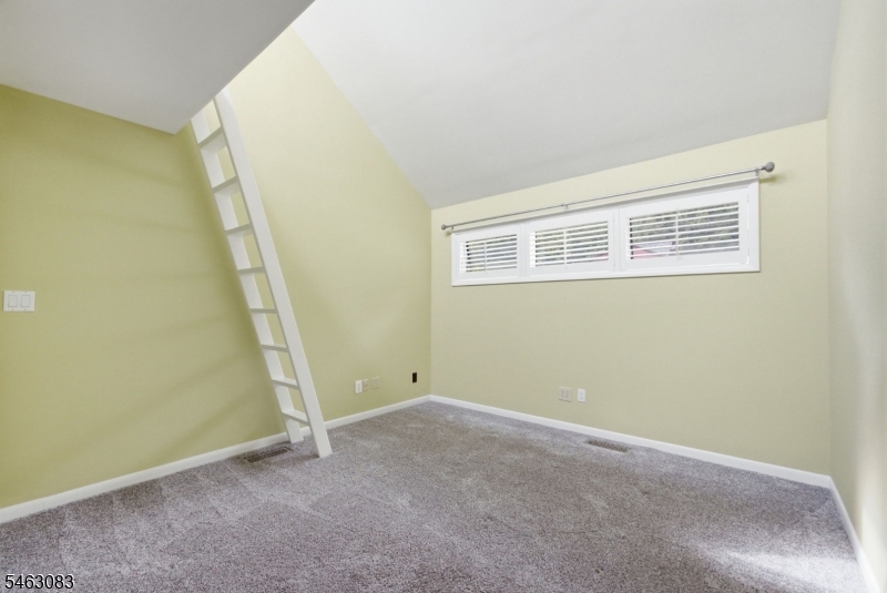 4 Spring Ln Property Photo 28