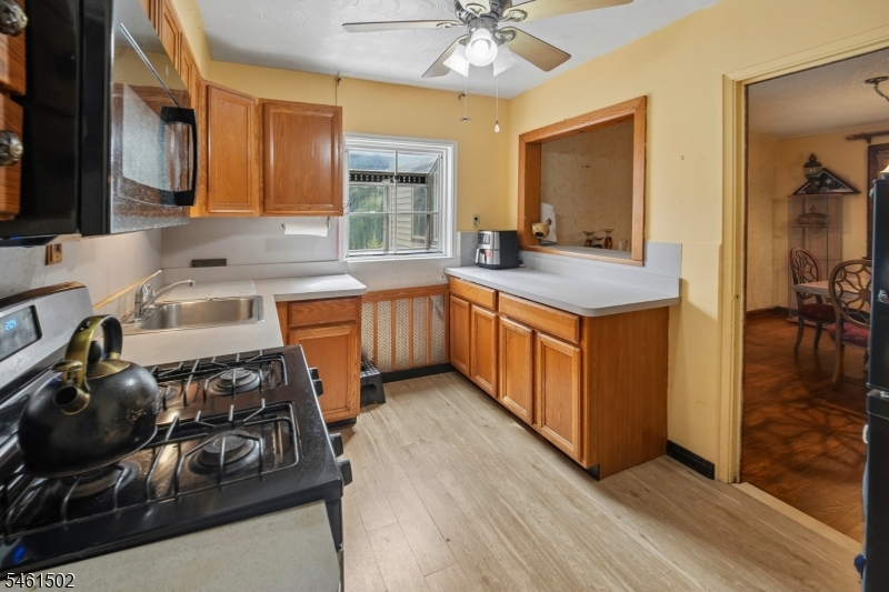 252 Everett Pl Property Photo 5