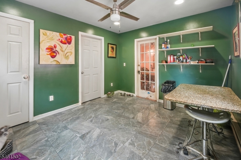 252 Everett Pl Property Photo 6