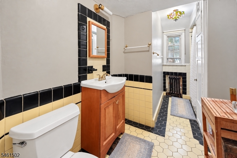 252 Everett Pl Property Photo 10