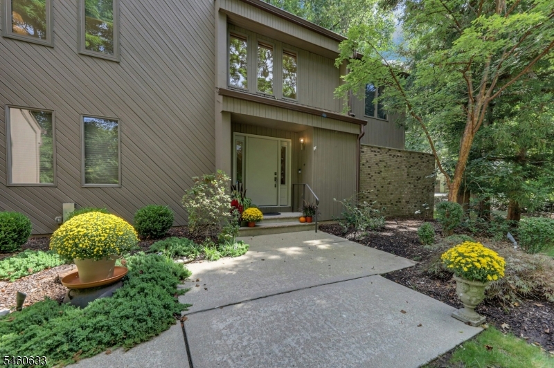 100 Cheshire Ln Property Photo 2