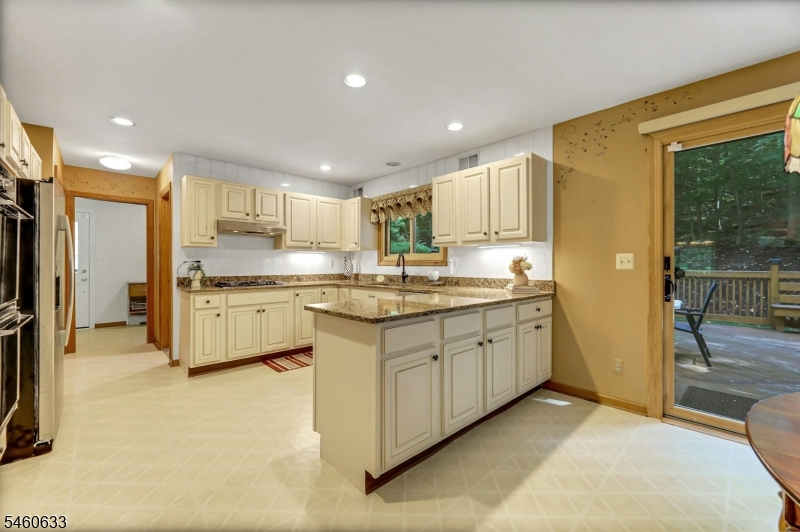 100 Cheshire Ln Property Photo 10