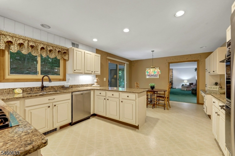 100 Cheshire Ln Property Photo 11