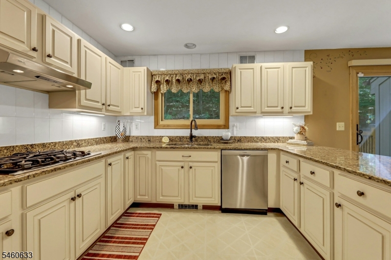 100 Cheshire Ln Property Photo 12