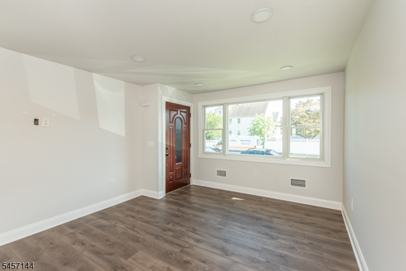 351 Banta Ave Property Photo 9