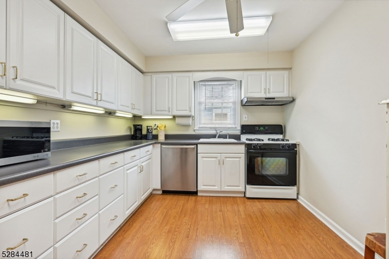 545 Trinity Pl Property Photo 8