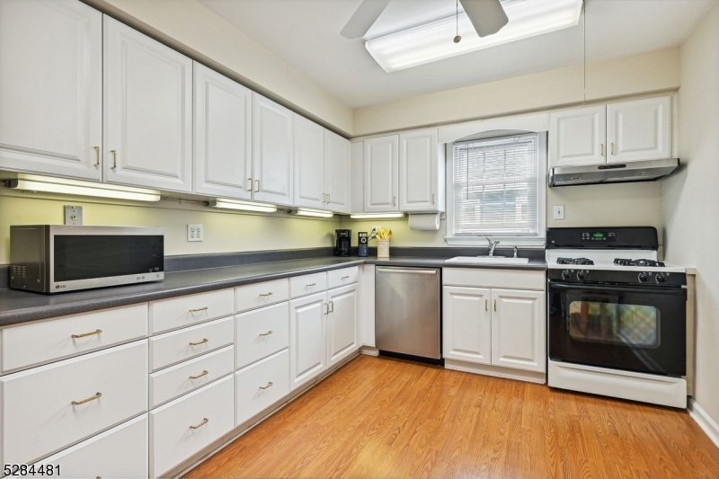 545 Trinity Pl Property Photo 9