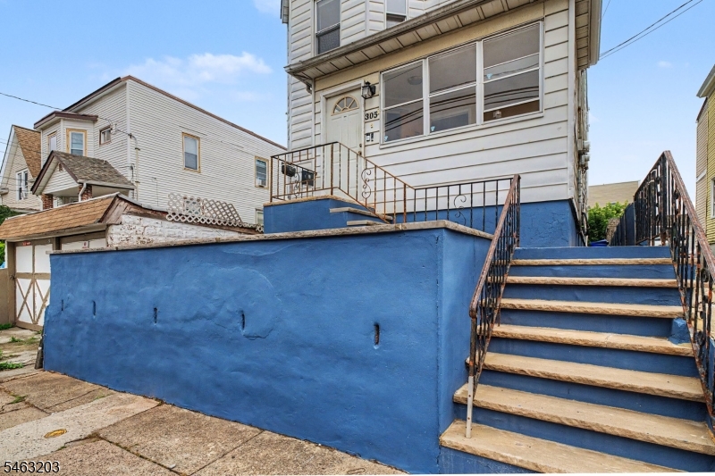 305 Pacific St Property Photo 2