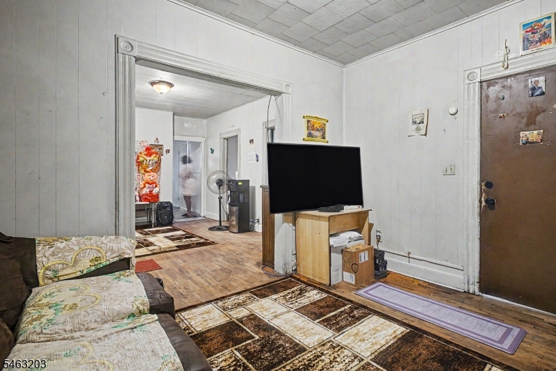 305 Pacific St Property Photo 5