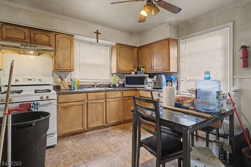 305 Pacific St Property Photo 11