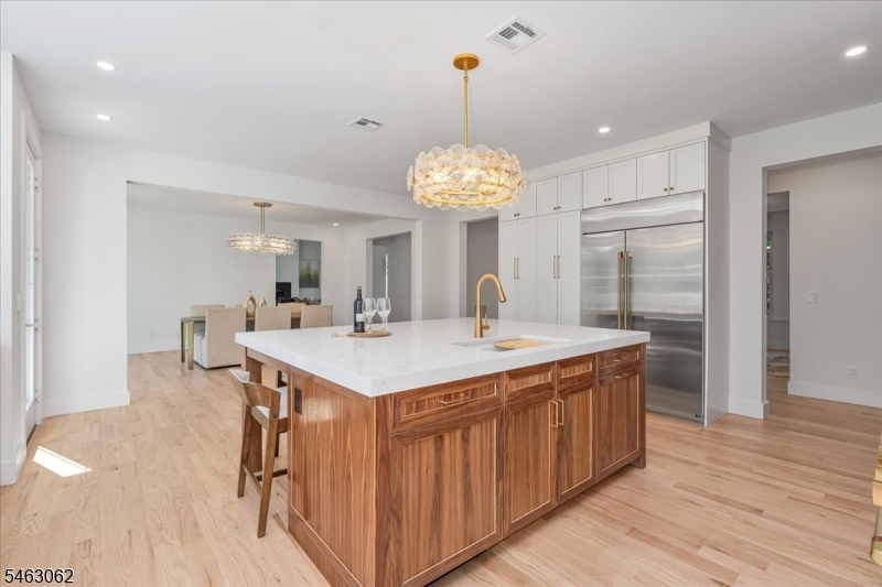 2042 W Broad St Property Photo 11