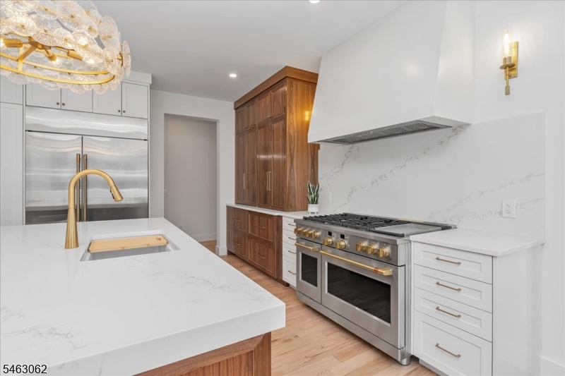 2042 W Broad St Property Photo 12