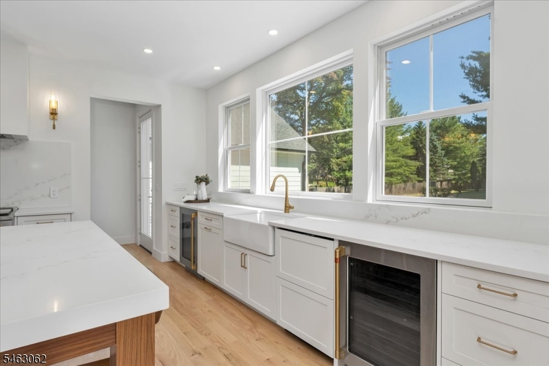 2042 W Broad St Property Photo 14