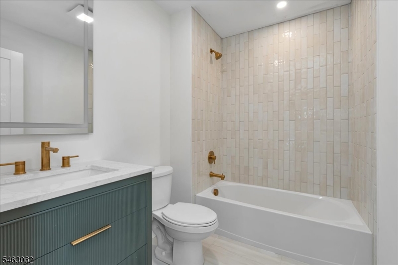 2042 W Broad St Property Photo 34