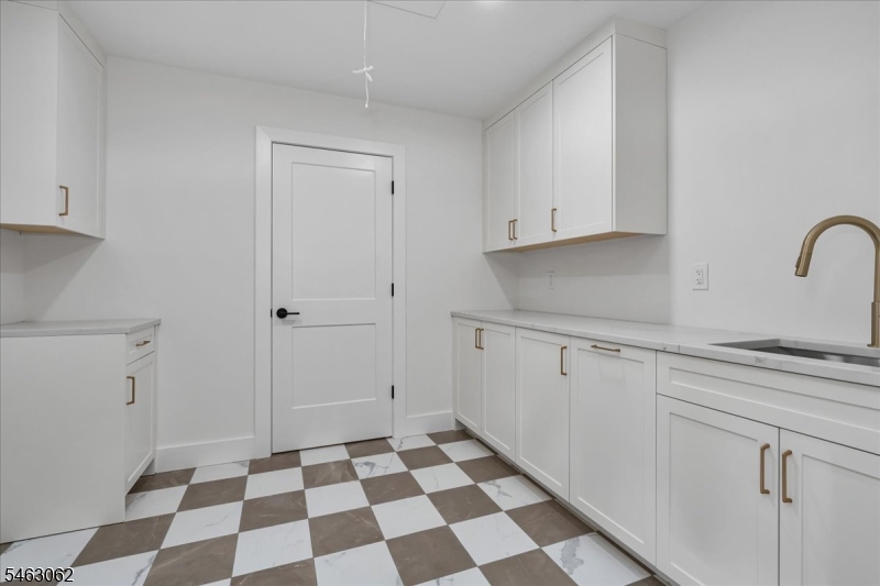 2042 W Broad St Property Photo 35