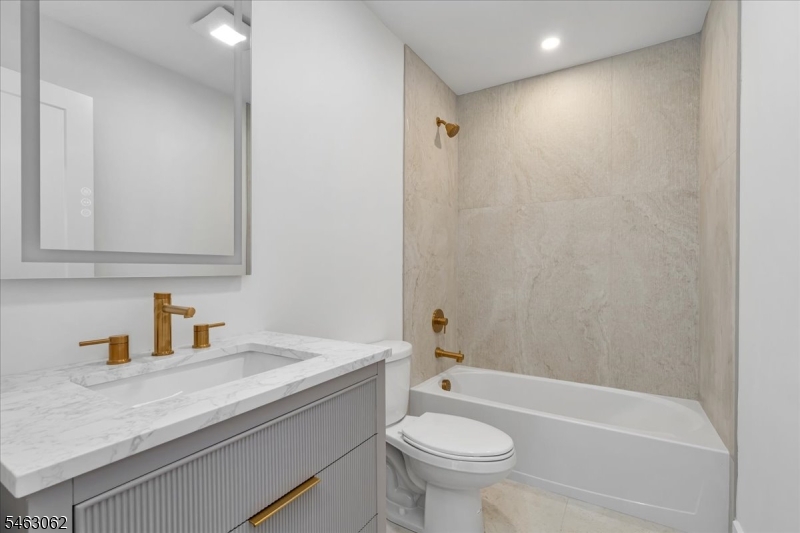 2042 W Broad St Property Photo 36
