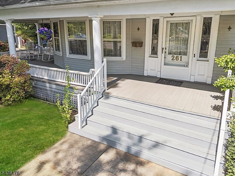 261 Beechwood Ave Property Photo 2