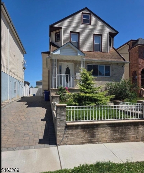 929 Adams Ave Property Photo 1