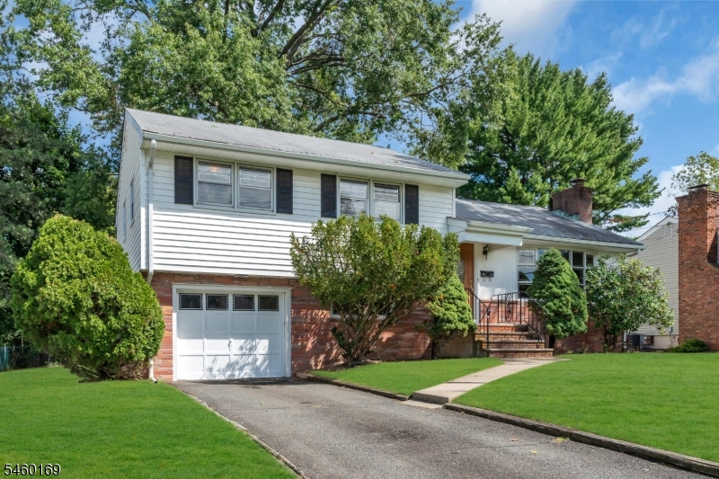 290 Arnold Ave Property Photo 2