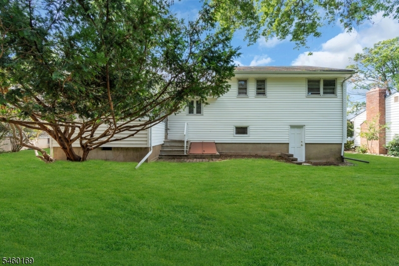 290 Arnold Ave Property Photo 4