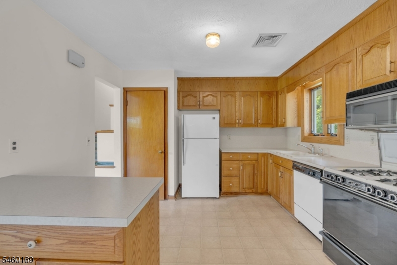 290 Arnold Ave Property Photo 15