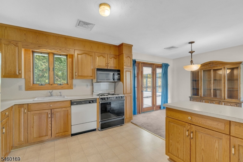 290 Arnold Ave Property Photo 18