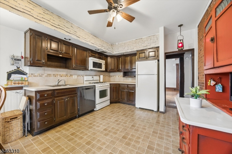 34 Hasbrouck Pl Property Photo 15