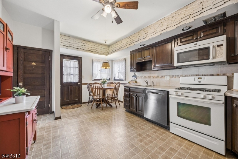 34 Hasbrouck Pl Property Photo 16