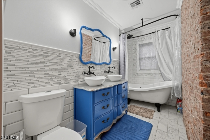 216 Stiles St Property Photo 14