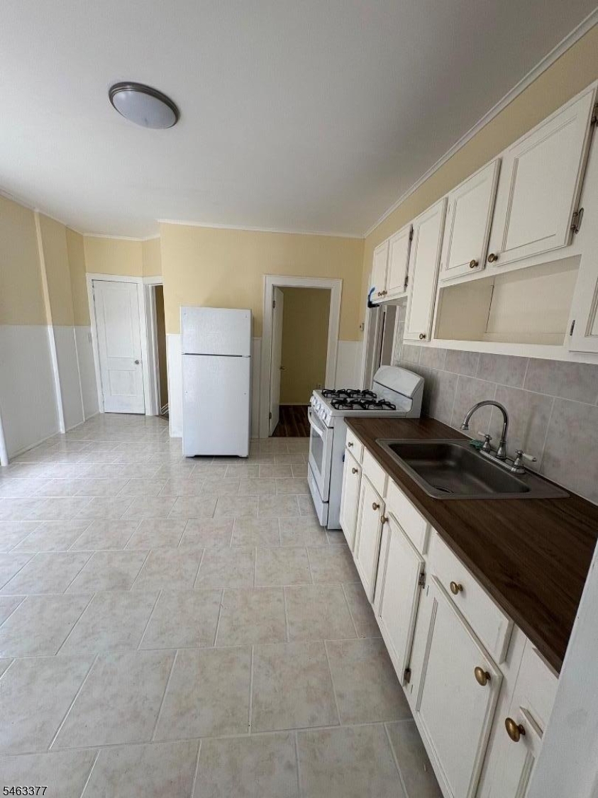 79 Midland Ave 1 Property Photo 8