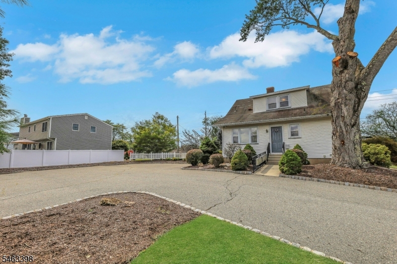 782 Valley Rd Property Photo 3