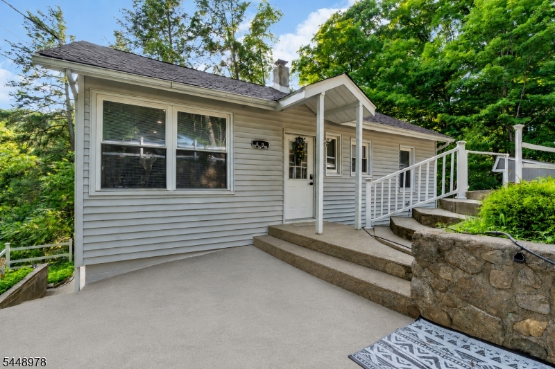 69 Roosevelt Ave Property Photo 1