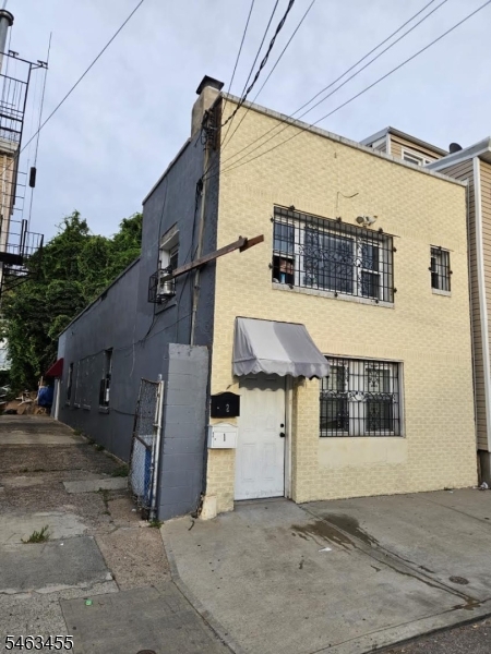 46 E Main St Property Photo 1