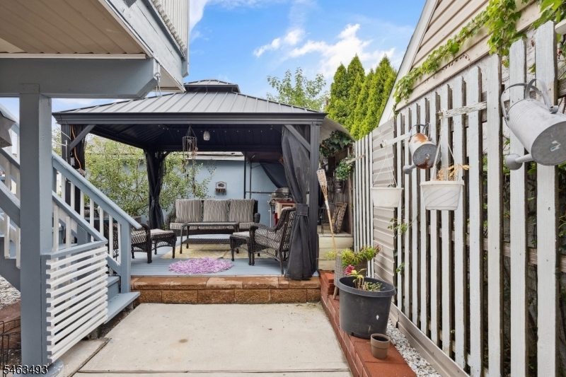 147 James St Property Photo 34