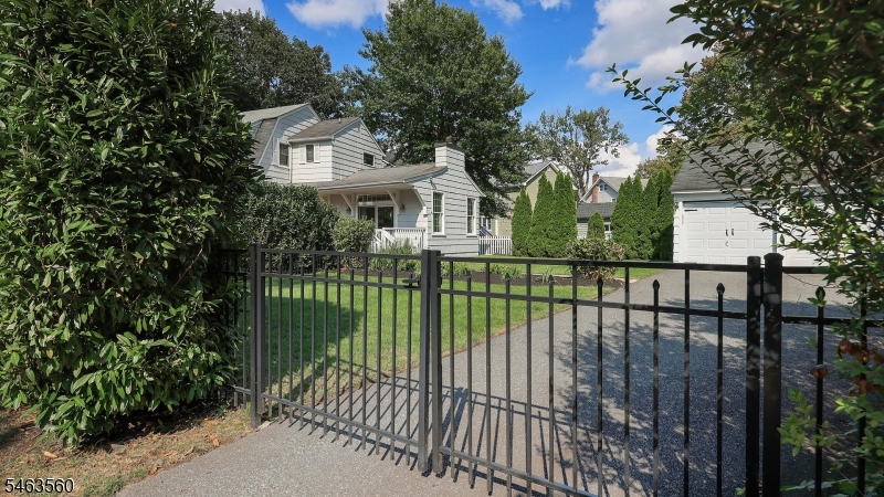 209 Midwood Pl Property Photo 2